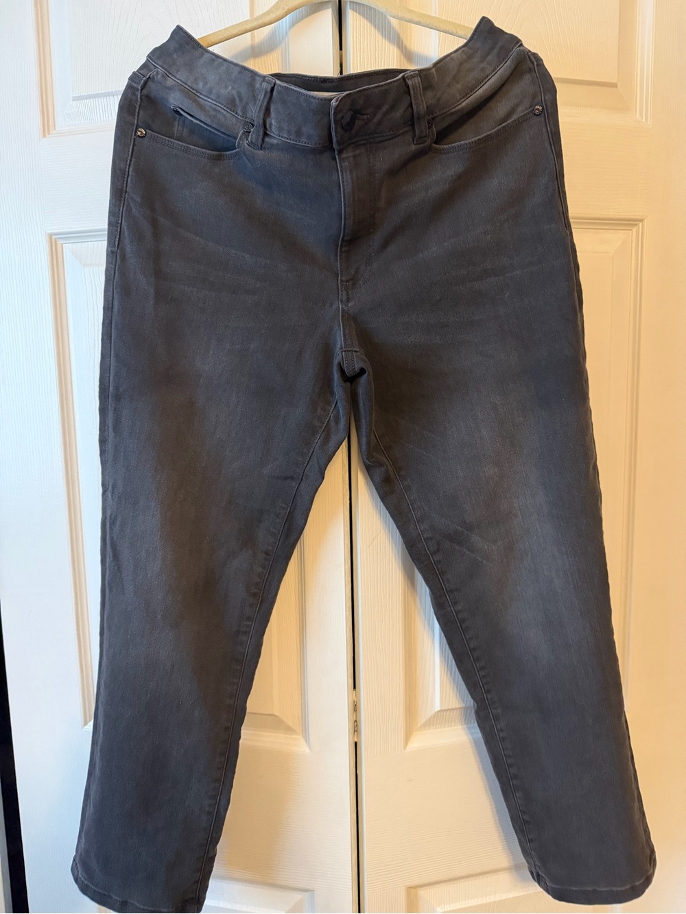 Tahari Women’s Capri Jeans, Washed Black, Like New, 12/31